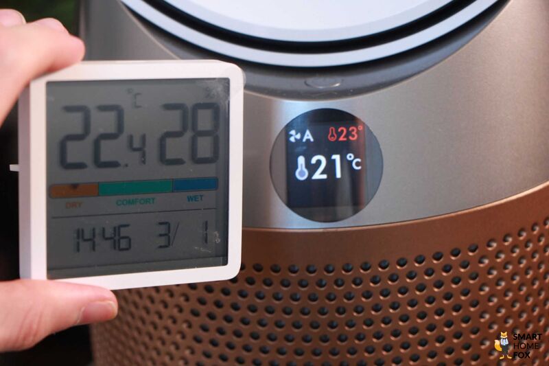 Der Dyson Purifier Hot+Cool Formaldehyde HP09 befindet sich im Heiztest nach 30 Minuten und das Dyson Thermostat zeigt 21° an und das Zimmerthermostat 22,4°.